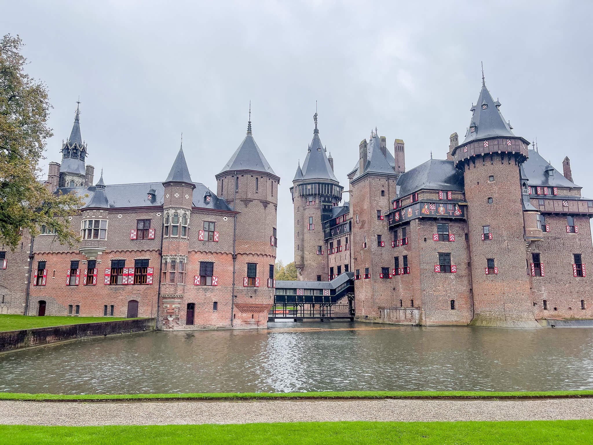 Why you Should Take a Day Trip to Kasteel de Haar and Everything you Need to Know!